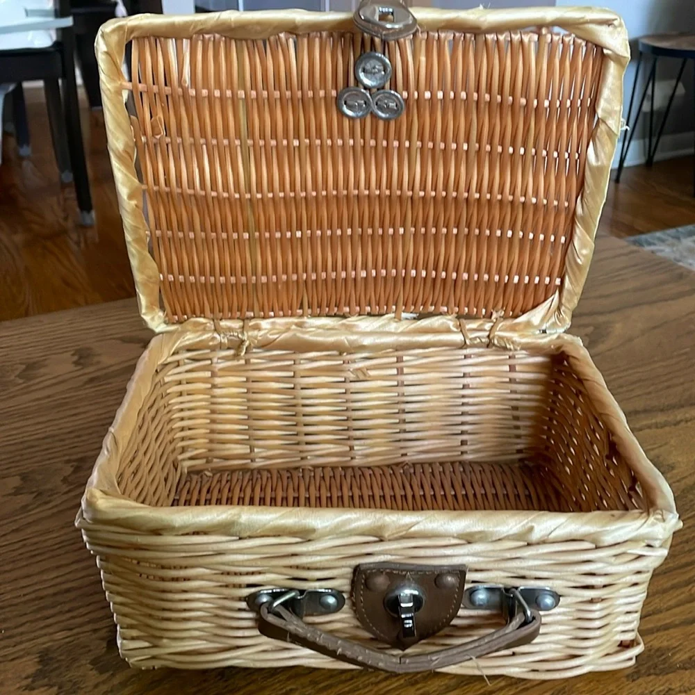 Vintage Wicker Basket Clutch, GUC - Picture 3 of 9